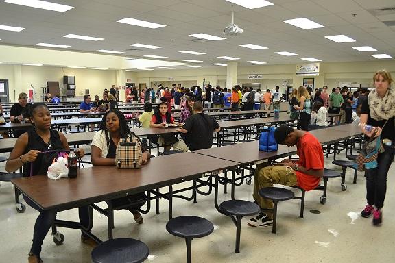 The freshman cafeteria sees more students bringing lunches since the new federal lunch regulations began implementation on August 4.