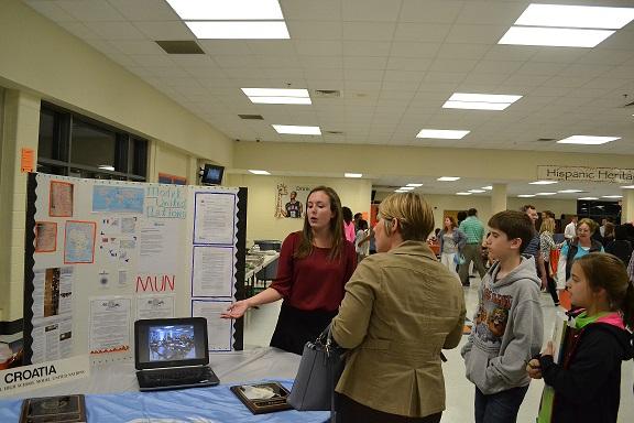 Senior Anna Levy discusses Model United Nations with potential Magnet students. “Many students seemed interested in joining Magnet. They found current issues, and therefore Model UN, appealing,” she said. 