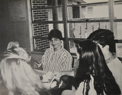1989 students exchange grins during the golden lunch hour.

