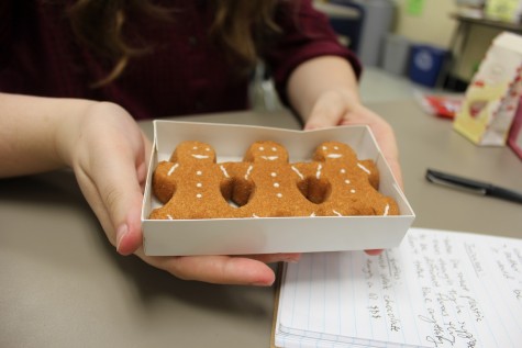  Anabel tries Christmas Gingerbread Peeps, a new spin on a holiday favorite.