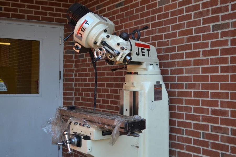 First seen Friday, the mysterious JET device remains outside of the science hall entrance. As 

temperatures drop, people begin to wonder if the machine’s current location will damage its 
parts.