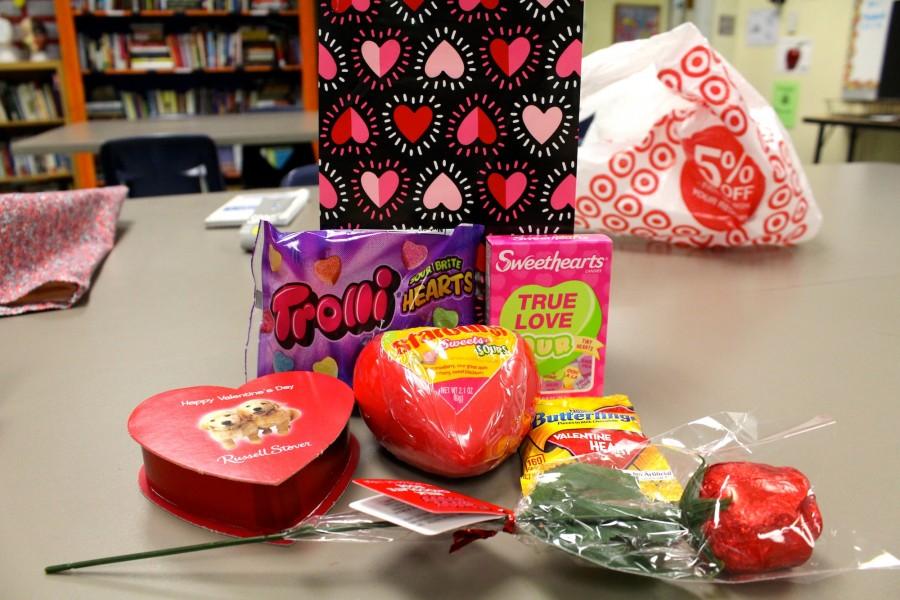 Anabel tries various Valentine’s Day themed foods, including Russell Stover chocolate, Starburst Sweet and Sours, a chocolate rose, Butterfinger Valentine Hearts, Sour Sweethearts, and Trolli Sour Brite Hearts.