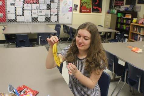Anabel examines the strange texture of the banana peel, questions whether it will live up to her expectations.