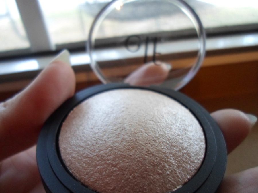 Infused with Vitamin E, Jojoba, and Apricot, the baked highlighter not only glistens, but hydrates the skin.