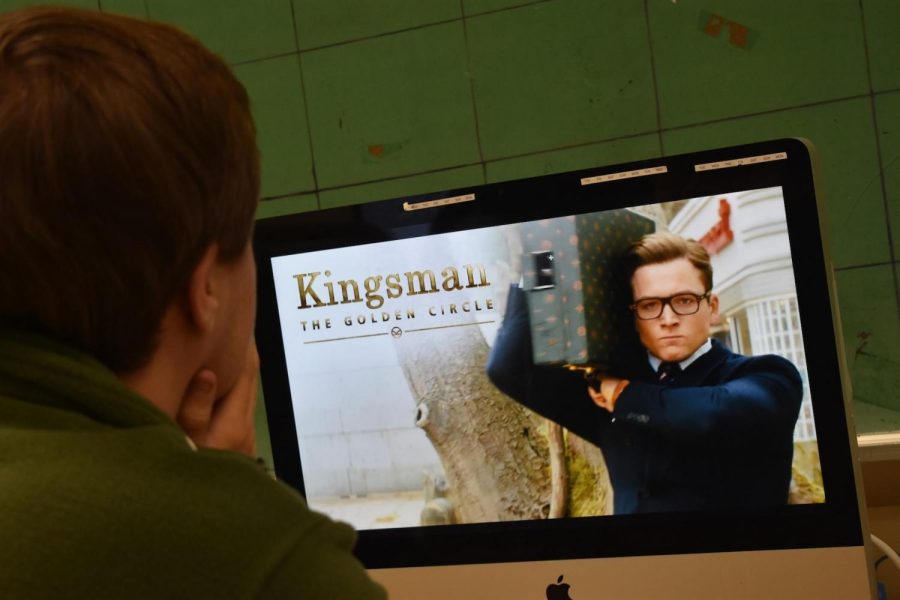 The characters of Kingsman 2 all carry around playfully unique weapons. Eggsy brandished a green suitcase machine gun that he held over his shoulder. Whiskey used an electric whip, fitting of his cowboy persona. 
