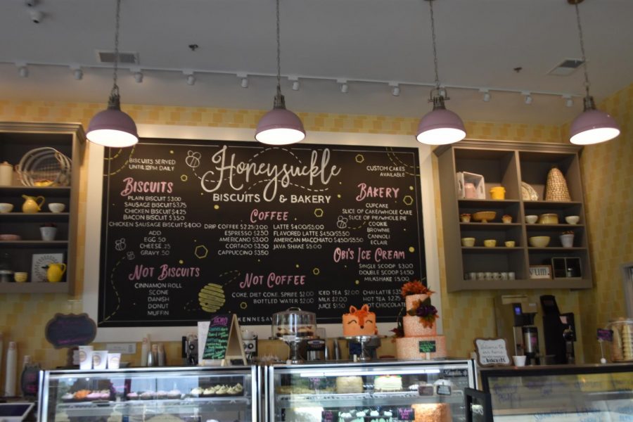 The bakery outlines simplicity, and drives itself to resemble a comfortable, homely cafe. The decorations consist of warm-colored light bulbs, hanging by thin strings to compliment the entirety of the store. A big black-board carries the hand-written menu, emphasizing crispy delights such as biscuits and coffee. 