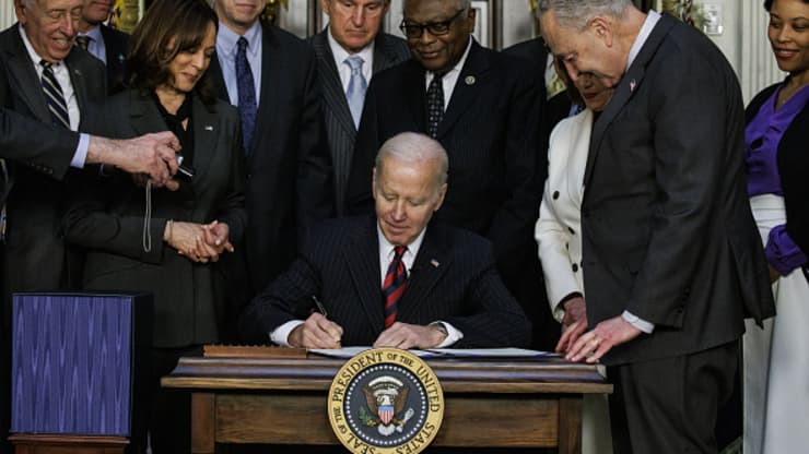 After several warnings of economic intervention from President Joe Biden, the president recently ended traditional ties with Russia. Biden signed a bill to donate billions to the country of Ukraine, and as the war continues, Ukraine’s president, Volodymyr Zelenskyy seeks out Congress and President Biden for both government funding and civilian financial assistance. President Biden continues to offer his condolences and refuge for Ukrainian civilians suffering from the invasion.

