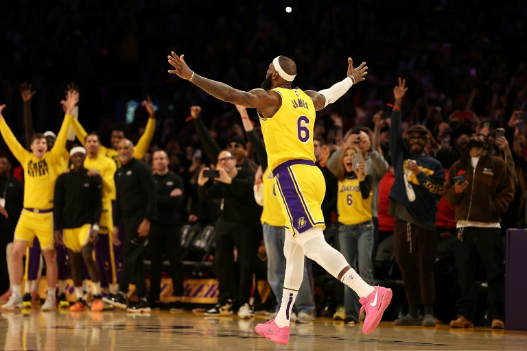 After+Lebron+James+surpasses+Kareem+Abdul-Jabaar+in+all-time+regular+season+points+with+a+total+of+38%2C390+points%2C+James+runs+over+to+the+other+side+of+the+court+interacting+with+the+Los+Angeles+Lakers%E2%80%99+fans+and+sharing+this+important+moment+with+them.+Jaabar+walked+down+to+the+main+court+and+passed+his+torch+to+one+of+the+greatest+basketball+players%3A+Lebron+James.+
